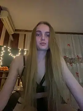 Snapshot of LunaVey chatting on 12, 5, 2026 LunaVey online show from 12, 5, 2026