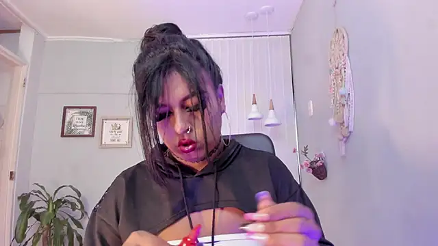 Nahomy Collins  online show from 23, 3, 2026