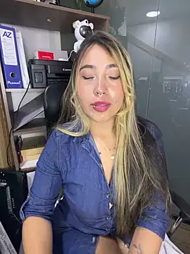 Snapshot of ManuelaVeeleez chatting on 5, 6, 2026 ManuelaVeeleez online show from 5, 6, 2026
