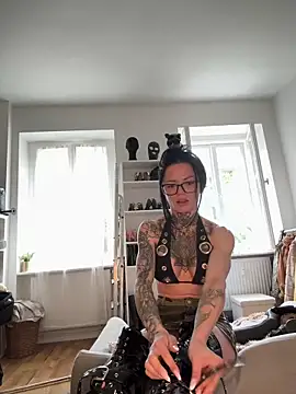 SkinnyLilly online show from 4, 6, 2026