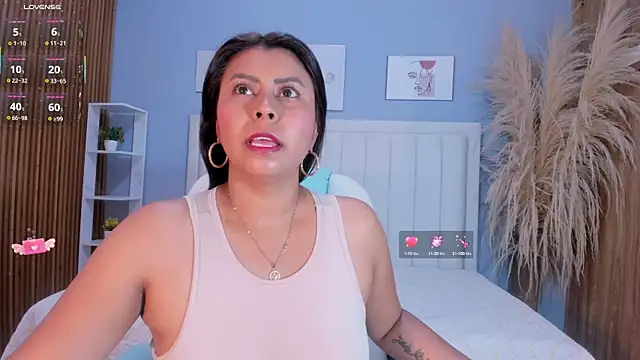 Anthonella Lux online show from 22, 4, 2026