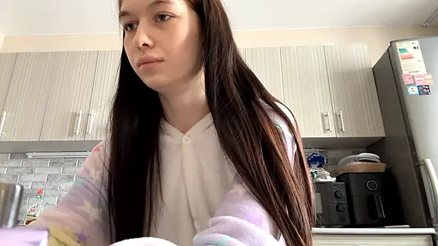 LaraDraggoo online show from 9, 3, 2026