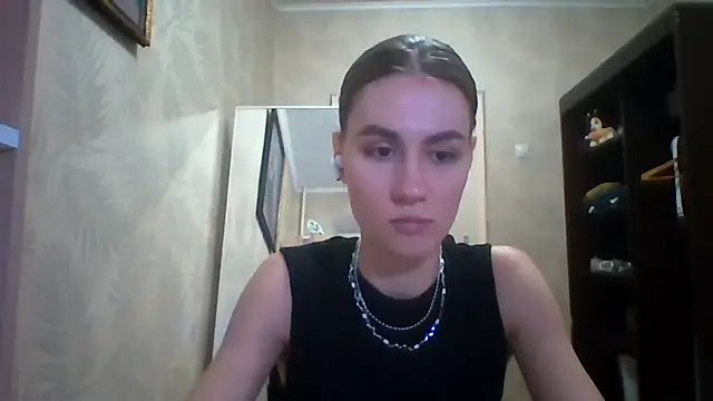ElenoreHolguin online show from 26, 4, 2026