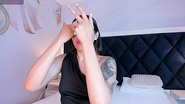 Adalyn Cute online show from 25, 4, 2026