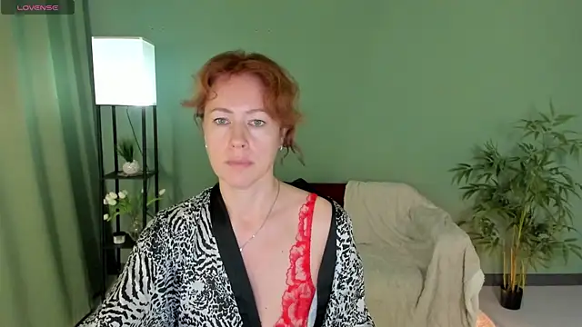Snapshot of LeticiaRomano chatting on 7, 7, 2026 LeticiaRomano online show from 7, 7, 2026