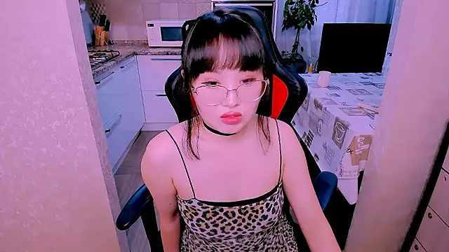 Akiko Yun online show from 13, 2, 2026