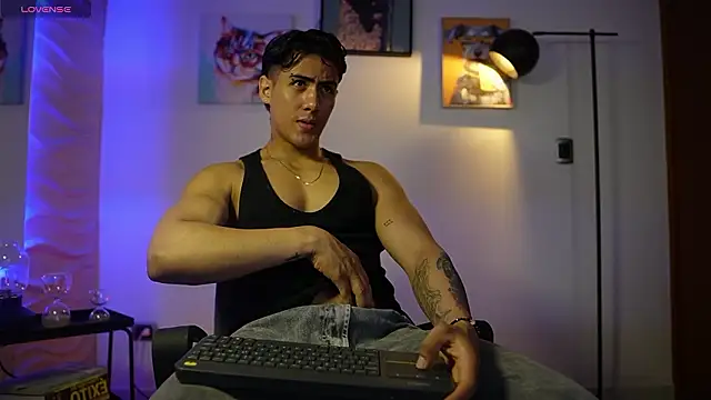 Snapshot of Tayler_Cross_ chatting on 14, 3, 2026 Tayler Cross online show from 14, 3, 2026