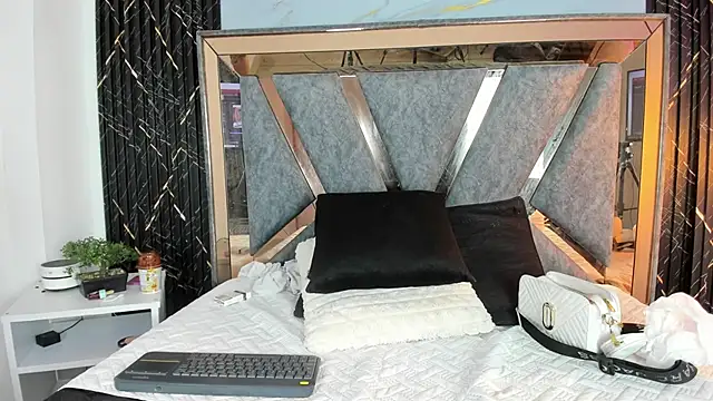 Hanna jonnes  online show from 12, 3, 2026