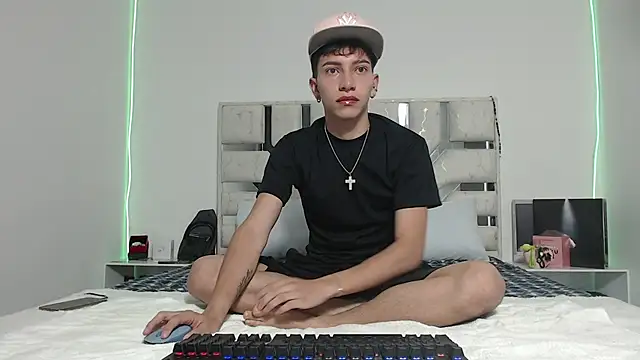 Snapshot of tiam_muller_fenix chatting on 8, 4, 2026 tiam muller fenix online show from 8, 4, 2026