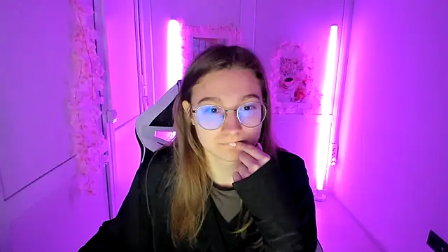 Snapshot of Mia_kristal chatting on 17, 5, 2026 Mia kristal online show from 17, 5, 2026