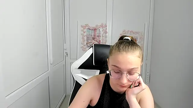 Snapshot of Mia_kristal chatting on 7, 6, 2026 Mia kristal online show from 7, 6, 2026