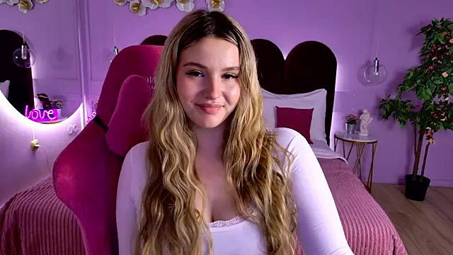 Snapshot of CharlotteAtwoood chatting on 18, 5, 2026 CharlotteAtwoood online show from 18, 5, 2026