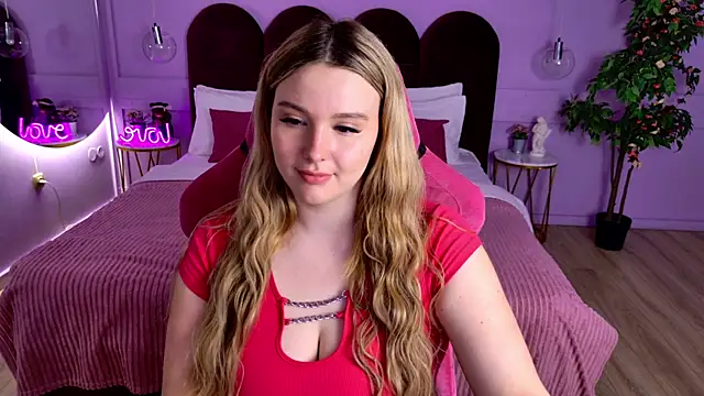 Snapshot of CharlotteAtwoood chatting on 19, 5, 2026 CharlotteAtwoood online show from 19, 5, 2026