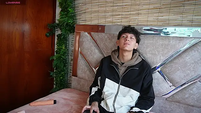 Snapshot of dominik_across chatting on 25, 3, 2026 dominik across online show from 25, 3, 2026