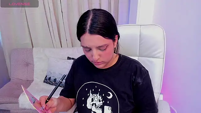 Snapshot of Arihanna_London chatting on 25, 4, 2026 Arihanna London online show from 25, 4, 2026