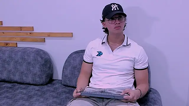 Snapshot of axxel_body chatting on 28, 3, 2026 axxel body online show from 28, 3, 2026