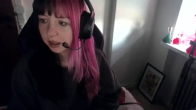 Snapshot of CutieTracer chatting on 11, 4, 2026 CutieTracer online show from 11, 4, 2026