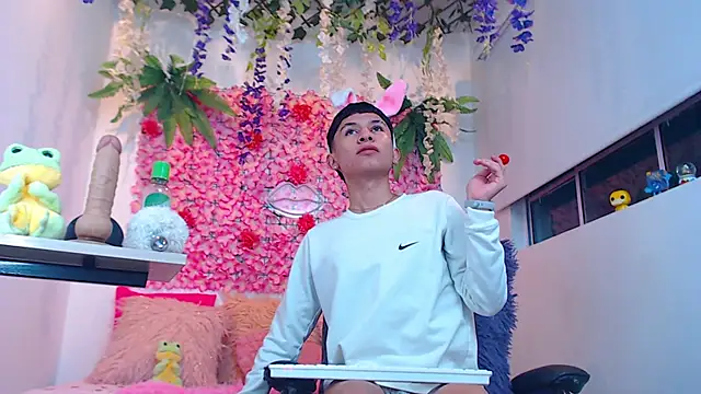 Thiagorincon22 online show from 5, 4, 2026