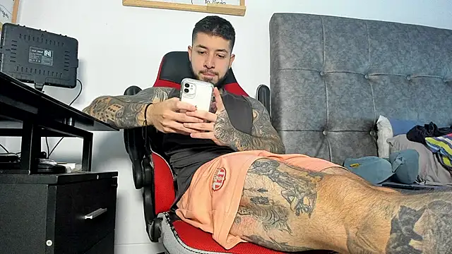 Snapshot of vyxen_x chatting on 13, 4, 2026 vyxen x online show from 13, 4, 2026