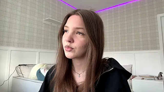 Snapshot of CassondraBern chatting on 7, 4, 2026 CassondraBern online show from 7, 4, 2026