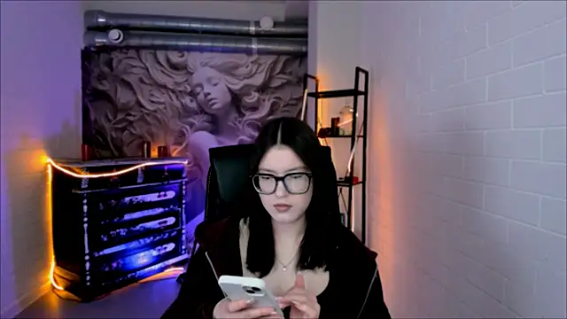 Snapshot of JennyGibson chatting on 8, 4, 2026 JennyGibson online show from 8, 4, 2026