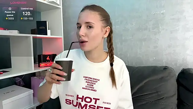 Snapshot of PollyRysh chatting on 6, 4, 2026 PollyRysh online show from 6, 4, 2026