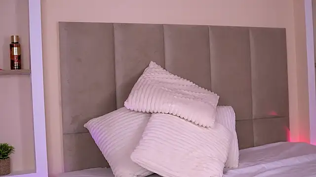 Snapshot of Amoraluxee chatting on 7, 5, 2026 Amoraluxee online show from 7, 5, 2026
