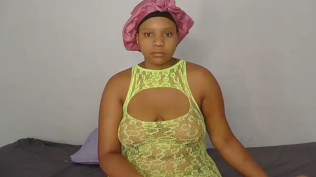 Snapshot of SlipperyLipsX chatting on 7, 6, 2026 SlipperyLipsX online show from 7, 6, 2026