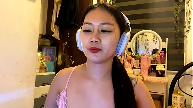 Snapshot of GlindaDejardin chatting on 6, 5, 2026 GlindaDejardin online show from 6, 5, 2026