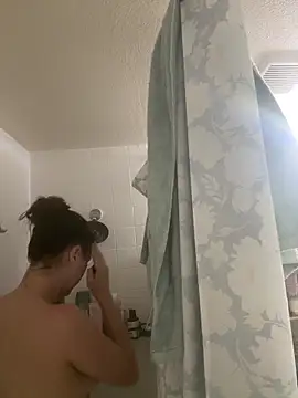 Snapshot of BratTezz chatting on 6, 4, 2026 BratTezz online show from 6, 4, 2026