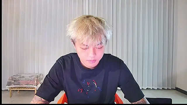 Snapshot of Zhuguli-001 chatting on 8, 4, 2026 Zhuguli-001 online show from 8, 4, 2026