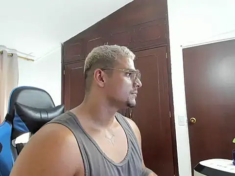 Snapshot of Iron_leo chatting on 7, 4, 2026 Iron leo online show from 7, 4, 2026