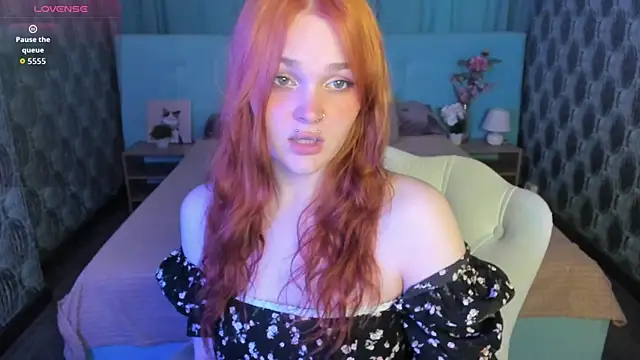Snapshot of Emilly_Hiil chatting on 4, 7, 2026 Emilly Hiil online show from 4, 7, 2026