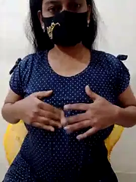 Snapshot of black-woman chatting on 10, 4, 2026 black-woman online show from 10, 4, 2026