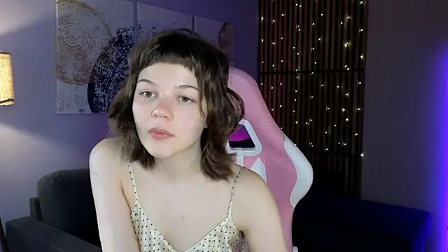 kira naughtly online show from 15, 4, 2026