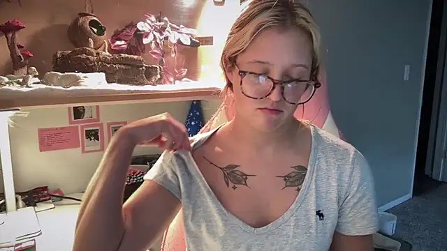 MUSCLEMOMMY1365 online show from 12, 6, 2026