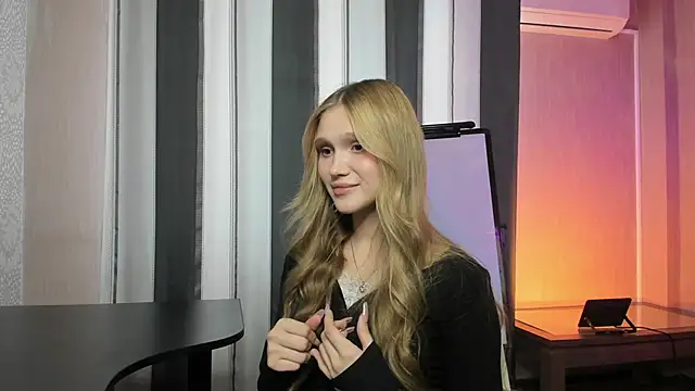 AdelineCrash online show from 15, 4, 2026