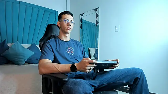 Snapshot of OliverThompsonJS chatting on 24, 6, 2026 OliverThompsonJS online show from 24, 6, 2026
