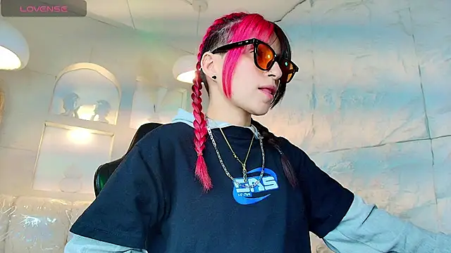 Moon Red r online show from 4, 7, 2026