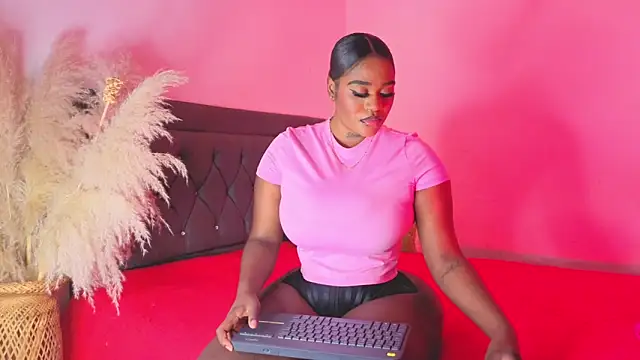 Snapshot of Thalyanna_ebonny chatting on 5, 5, 2026 Thalyanna ebonny online show from 5, 5, 2026