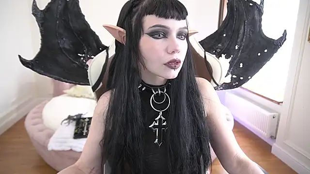 Snapshot of OutfitObsession chatting on 9, 5, 2026 OutfitObsession online show from 9, 5, 2026