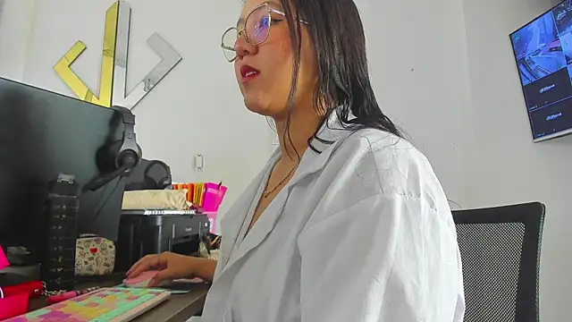 Chloe Thomsoon  online show from 9, 5, 2026