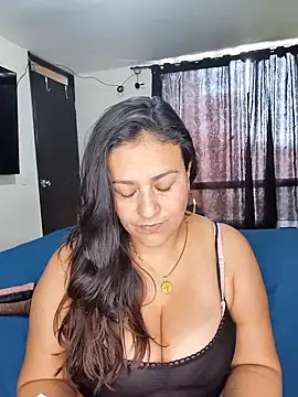 Snapshot of roxana_sexy_2026 chatting on 13, 5, 2026 roxana sexy 2026 online show from 13, 5, 2026