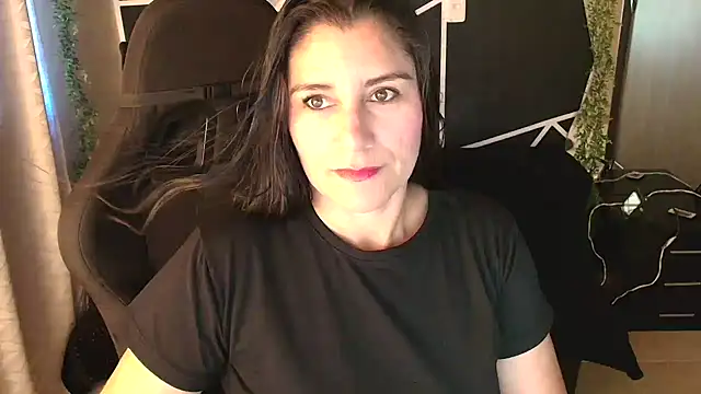 Snapshot of LUCYMILF_SEXY chatting on 18, 5, 2026 LUCYMILF SEXY online show from 18, 5, 2026