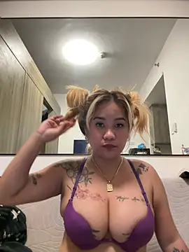 Snapshot of queenmia__ph chatting on 9, 7, 2026 queenmia ph online show from 9, 7, 2026