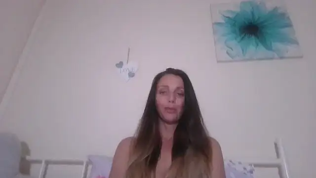 Snapshot of LouiseLovell chatting on 4, 6, 2026 LouiseLovell online show from 4, 6, 2026
