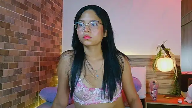 Snapshot of Evalune_ chatting on 24, 6, 2026 Evalune online show from 24, 6, 2026