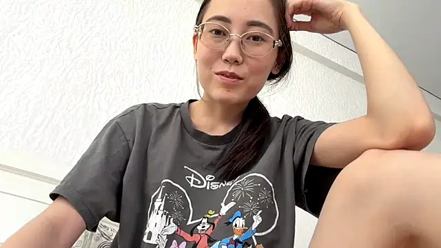 VickieTrudo online show from 15, 7, 2026