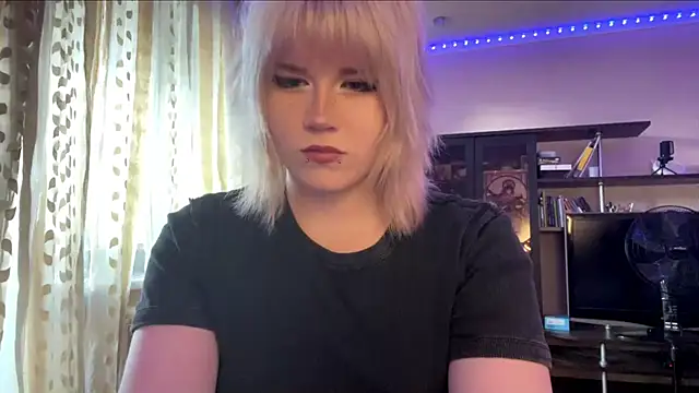 Snapshot of HelloKinki chatting on 8, 7, 2026 HelloKinki online show from 8, 7, 2026