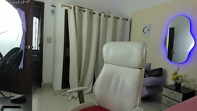 Snapshot of Nadia-Monroe chatting on 27, 5, 2026 Nadia-Monroe online show from 27, 5, 2026